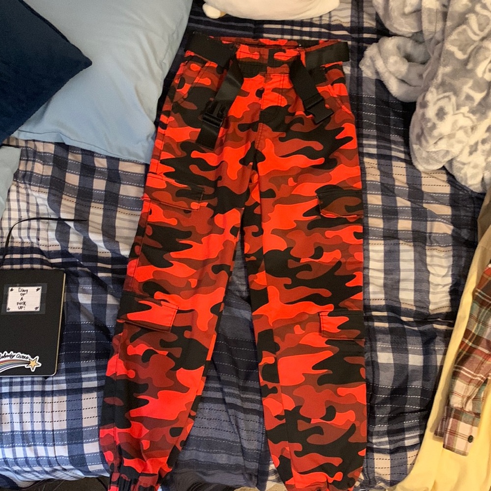 Camo cargo pants with seatbelt buckle belt
